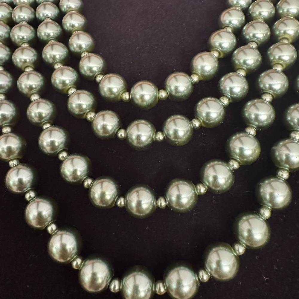 Elegant layered Green Pearl Necklace - Picture 8 of 8